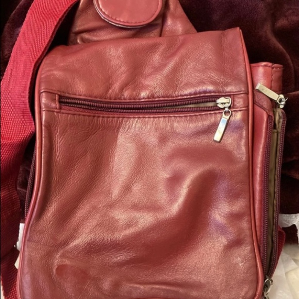 Crossbody leather red purse with 3 compartments for organizing . 5 slots